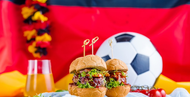 Burger in Fußball Optik im Hintergrund Deutschland Fahne und Fußball 