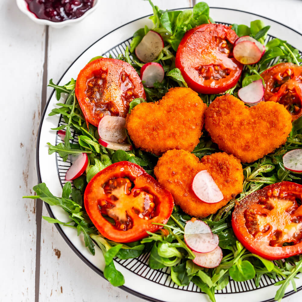 Backcamembert Herzen auf Salat