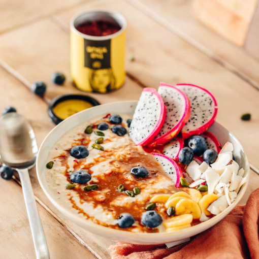 Bircher Müsli mit Nussmus und Früchten