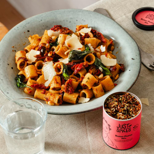 Pasta mit getrockneten Tomaten und Pinienkernen 