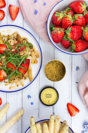 Weißer Spargel Erdbeeren Salat mit Rucola und Mandelblättchen 