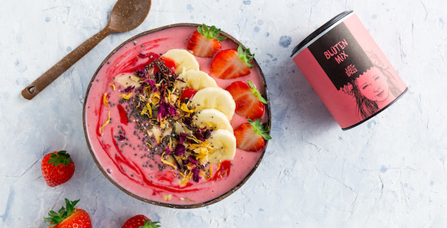 Erdbeere Smoothie Bowl mit Erdbeeren und Banane und garniert mit getrockneten Blüten 