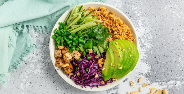 Asia Reis Bowl mit Tofu, Rotkohl, Avocado, Gurke und Koriander 