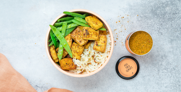 Tofu gewürzt mit dem Asia Tofu Gewürz mit Reis und Zuckerschoten in einer Bowl 