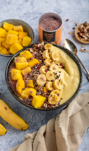 Kokos Smoothie Bowl mit Banana, Mango und Granola 