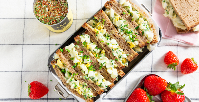 Eiersalat Sandwich mit Schnittlauch in der Brotdose 