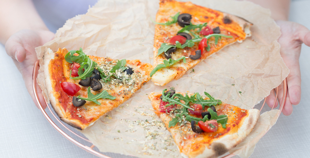Pizza Stücke mit Rucola, Tomaten und Oliven 