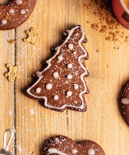 klassischer Lebkuchen mit Zuckerguss dekoriert 