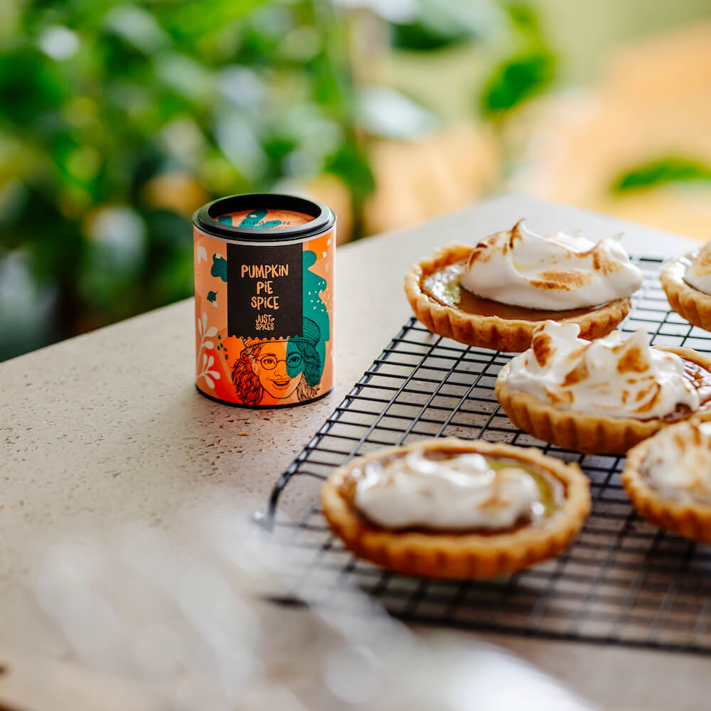 mini-pumpkin-pies-auf-einem-rost-mit-einem-pumpkin-spice-gewuerz