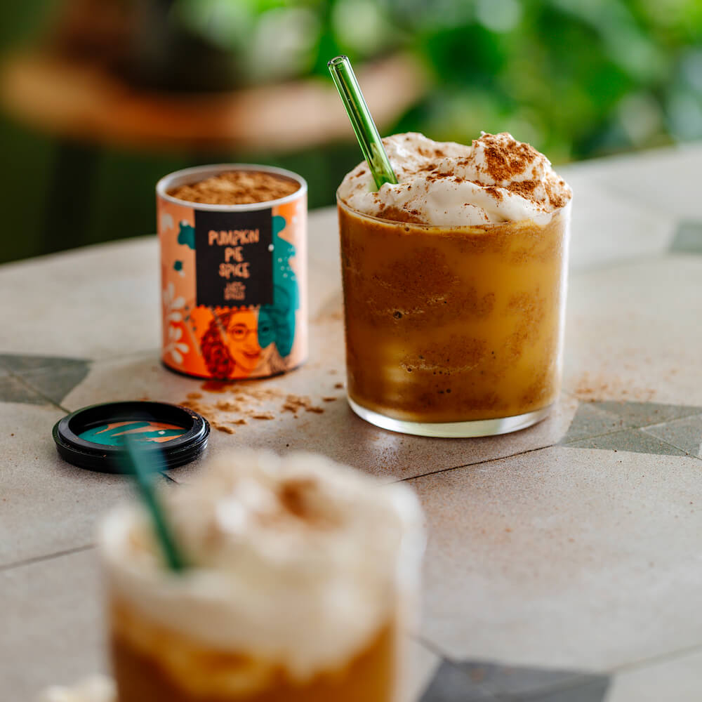 selbstgemachter-pumpkin-spice-frappuccino-in-einem-glas-mit-schlagsahne