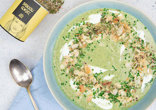Brokkoli Suppe mit Toppings gewürzt mit Brokkoli Gewürz