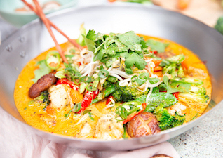 Wok Thai Curry mit Hähnchen und Koriander gewürzt mit thailändischen Gewürz