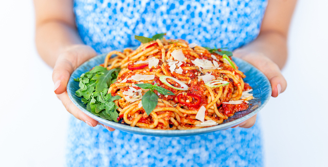 Spaghetti mit Tomatensoße und Parmesan 