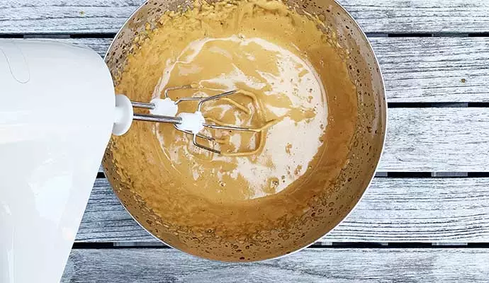 Zubereitung Dalgona Kaffee mit einem Handmixer 